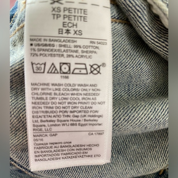 Gap Ladie’s Size XS Jean Jacket with Faux Sheep Skin Collar and Snaps Down Front - Picture 10 of 10